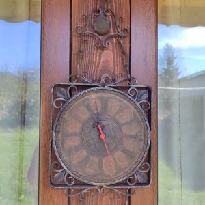 Красив стенен винтидж часовник от ковано желязо с красиви орнаменти и синджири!