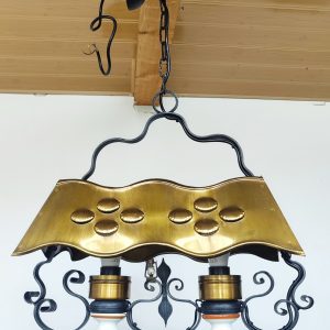 Изключително красив полилей съчетание от ръчно рисуван порцелан с цветя, елементи на ковано желязо, голям капак в цвят позлата!