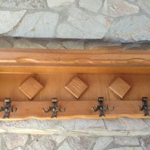 Стенна дървена закачалка с красиви орнаменти и 4 бр двойни окачвачи!