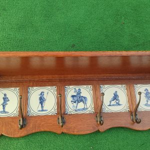 Масивна дъбова закачалка с рафт отгоре и порцеланови плочки с войници, дължина 110 см,6 бр окачвачи!