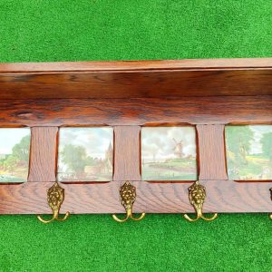 Красива масивна дъбова закачалка с рафт отгоре, порцеланови плочки със селски мотиви и месингови двойни окачвачи с 🦁 лъвове!