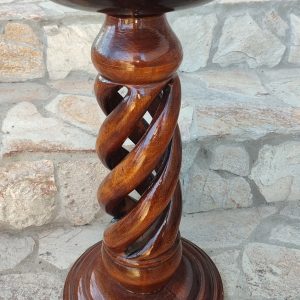 Елегантен дървен свещник, изработен от масивно дърво с прецизна ръчна изработка!