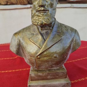 Бюстове на Христо Ботев по калъп на майстор,изработени от бетон!