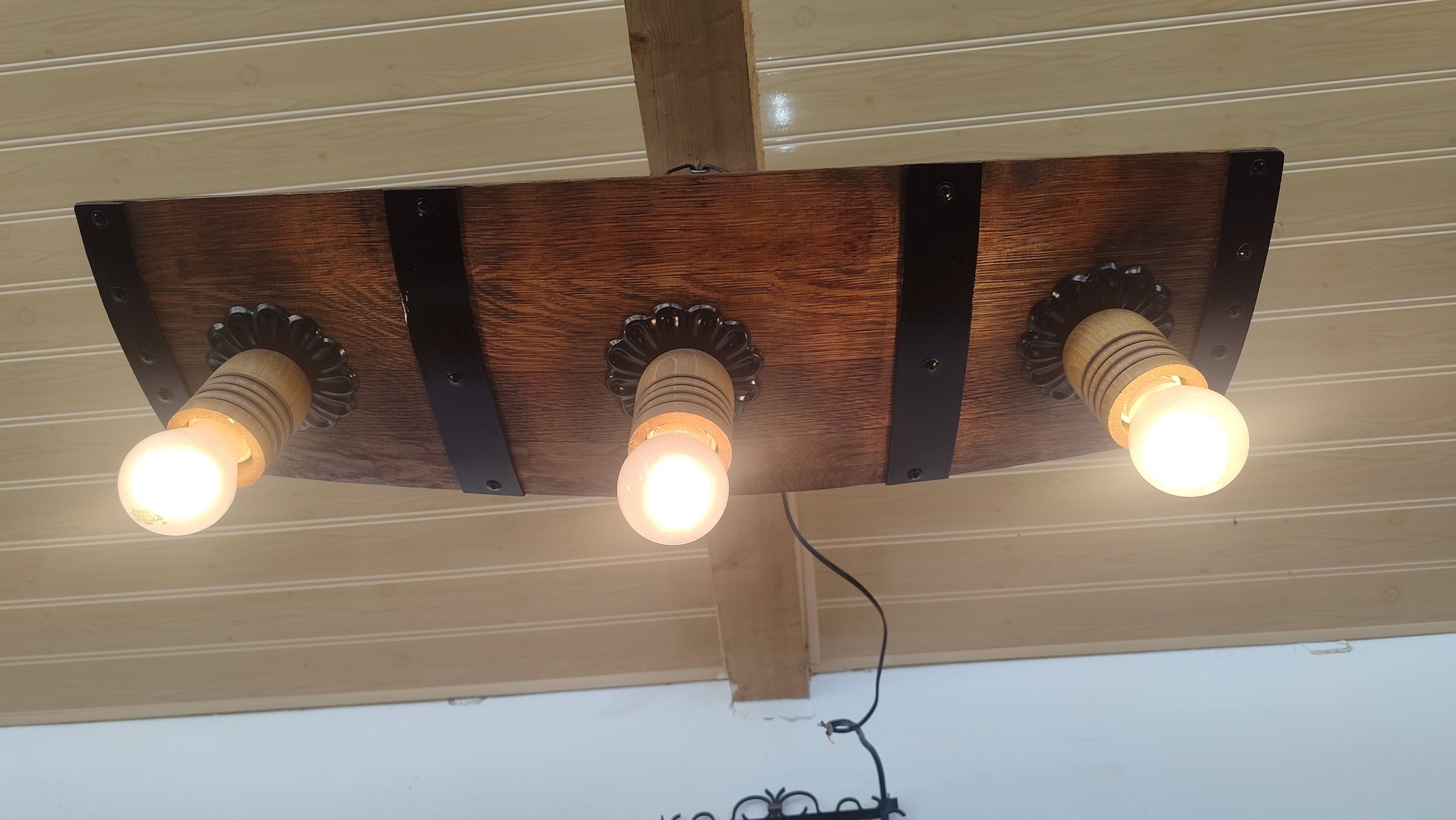 Полилеи от дъбови бъчви с ръчно изработени дървени чашки и ковано желязо! - Image 10