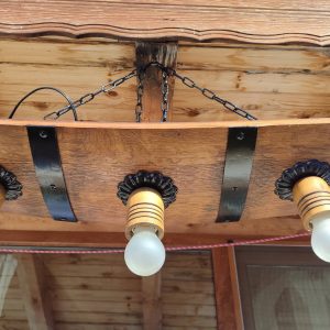 Полилеи от дъбови бъчви с ръчно изработени дървени чашки и ковано желязо!