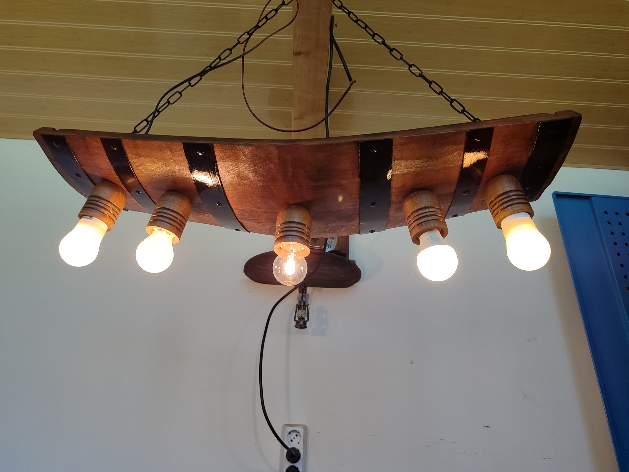 Полилеи от автентични реставрирани дъбови бъчви с 5 ръчно изработени дървени чашки - Image 9