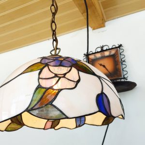 Елегантна висяща лампа в стил Tiffany с красив абажур с флорален мотив!