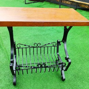 Красива масичка от ковано желязо с орнаменти и дървен плот!