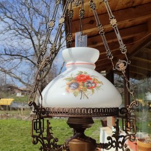 Красив старинен месингов полилей с ръчно рисуван порцелан с цветя и две стъкленици!